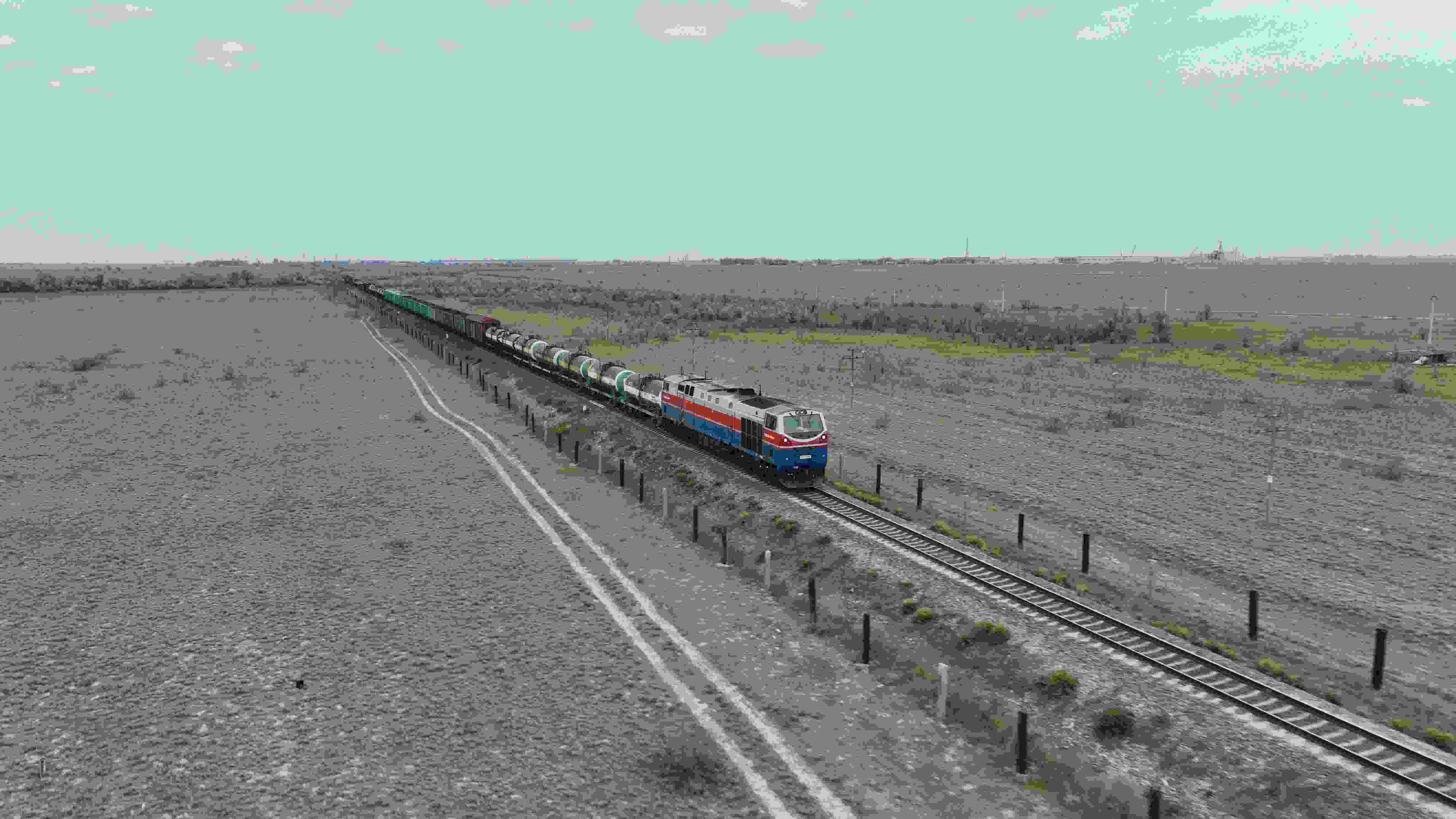 △ 2023年5月12日，在哈薩克斯坦阿拉木圖附近，貨運(yùn)列車馳騁于阿拉木圖與中國霍爾果斯間（無人機(jī)照片）。