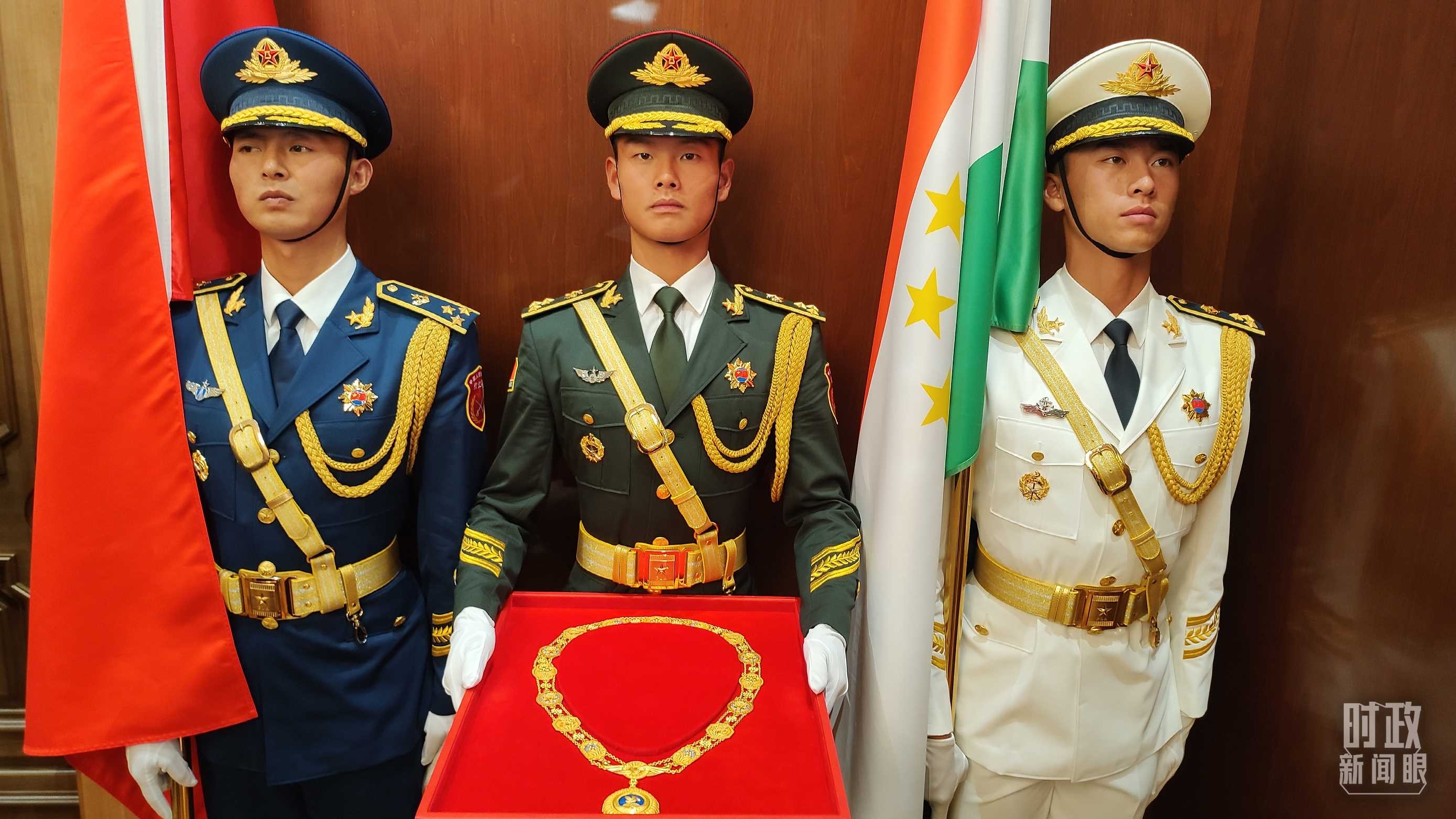 △中方儀仗兵護(hù)送“友誼勛章”入場。（總臺央視記者薛冠南拍攝）