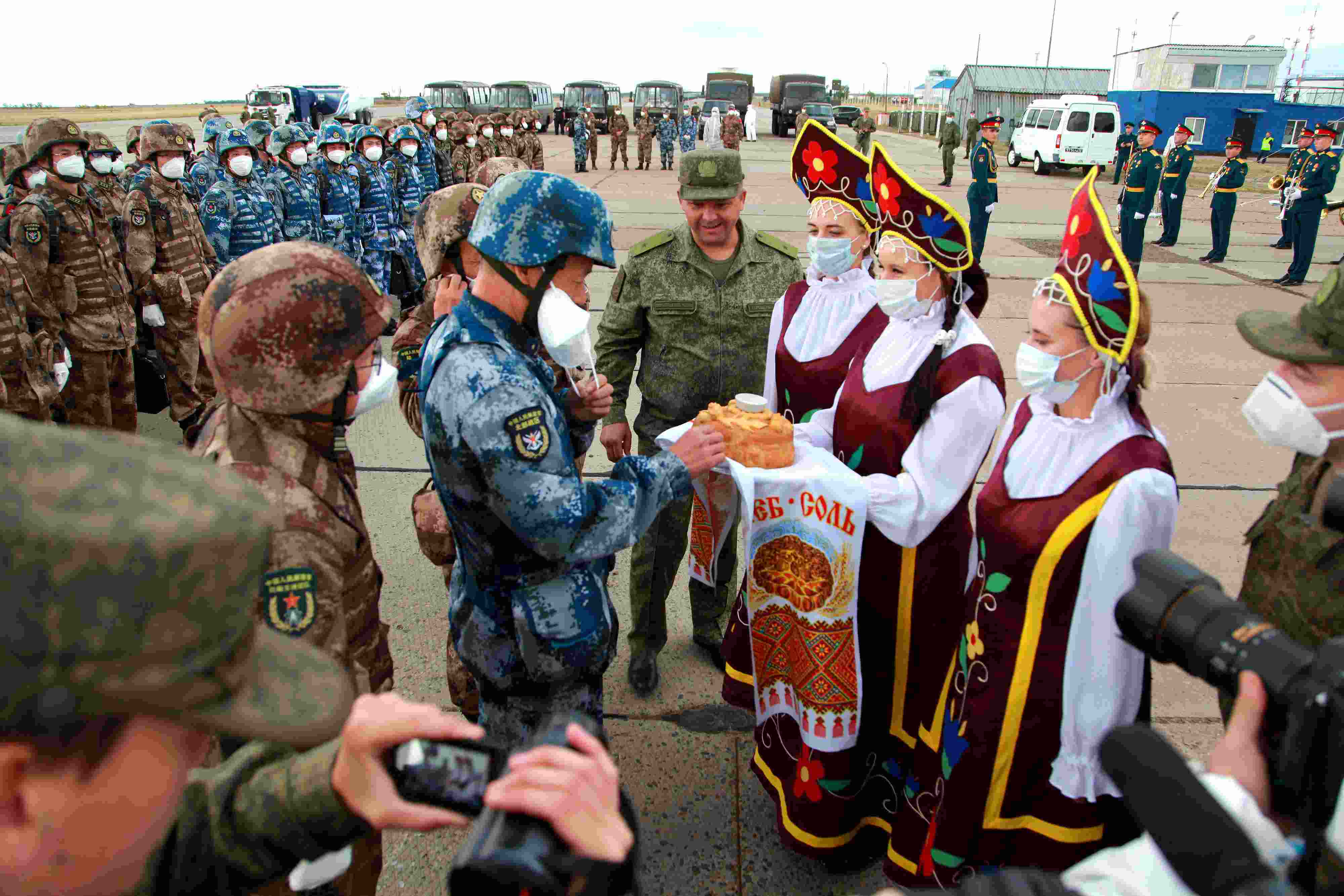 當(dāng)?shù)貢r間2021年9月10日，跨境參加“和平使命-2021”上海合作組織成員國聯(lián)合反恐軍演的中方部隊導(dǎo)演部抵達(dá)俄羅斯奧倫堡“東古茲”靶場演習(xí)地域。圖為俄方人員為中方人員舉行歡迎儀式。