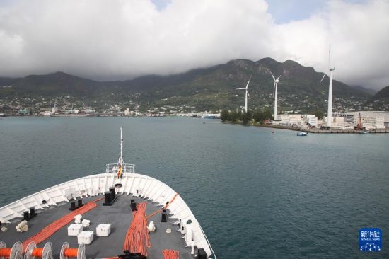 7月5日，中國海軍“和平方舟”號醫(yī)院船抵達塞舌爾維多利亞新港碼頭。新華社發(fā)（劉志磊 攝）