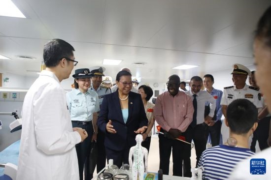 7月5日，塞舌爾衛(wèi)生部長維多在中國海軍“和平方舟”號醫(yī)院船上參觀中醫(yī)診室。新華社發(fā)（劉志磊 攝）