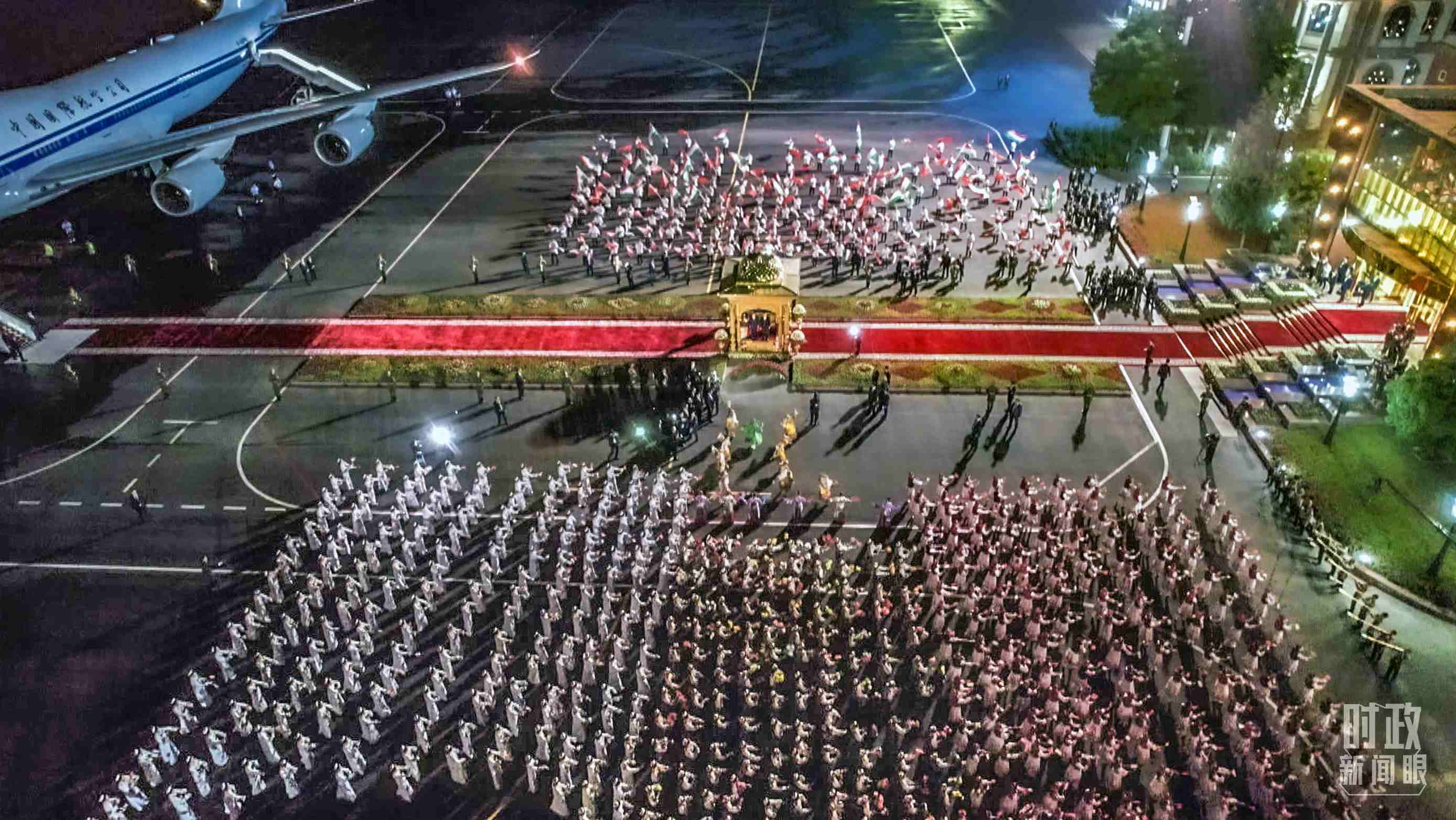 △塔方在機(jī)場舉行的盛大迎賓儀式。（總臺央視記者邢彬）