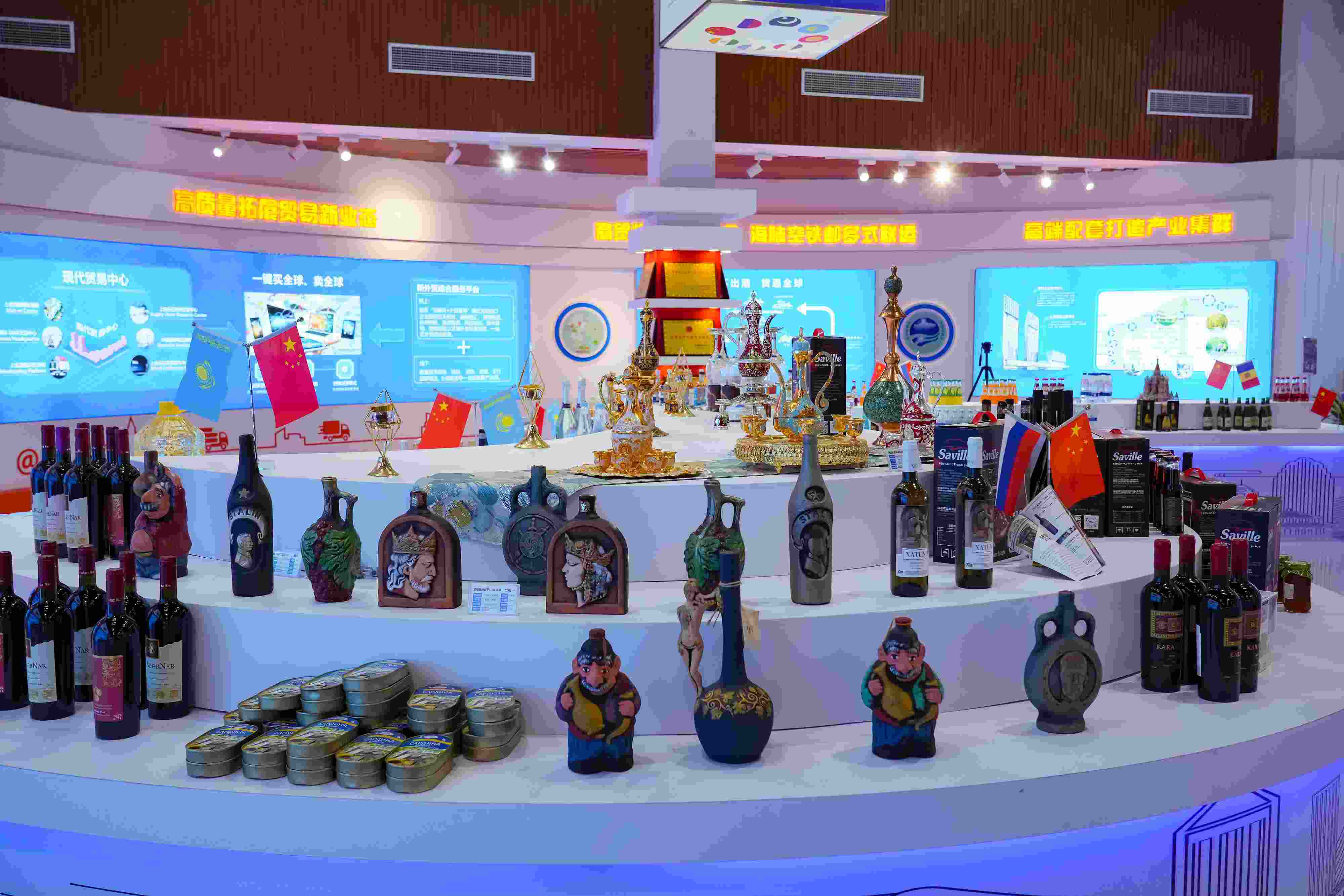 2022年10月19日，青島，上合示范區(qū)展出的上合組織國家特色商品。
