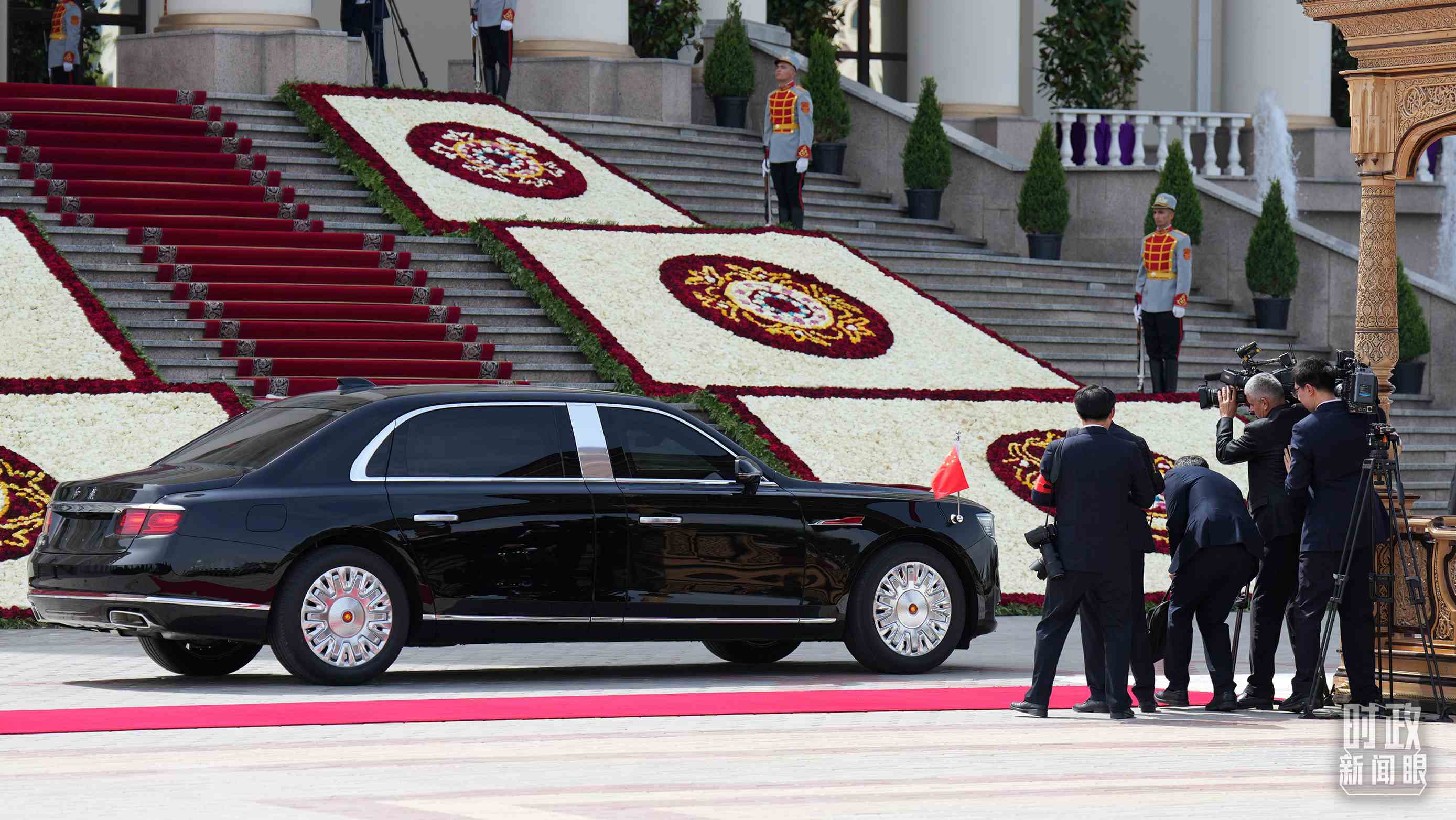 △習(xí)主席乘坐的紅旗車抵達(dá)塔總統(tǒng)府。（總臺記者李晉拍攝）