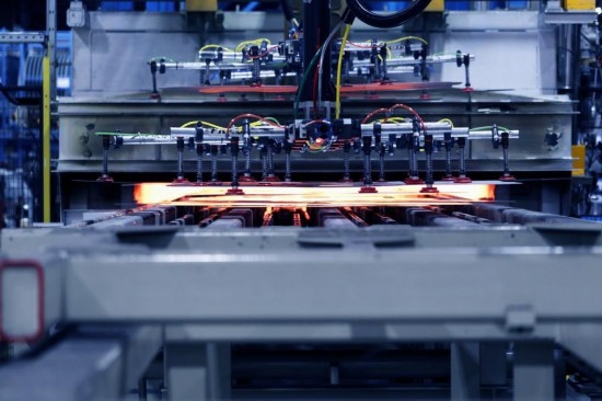 這是海斯坦普零件生產(chǎn)線(xiàn)（資料照片）。新華社發(fā)