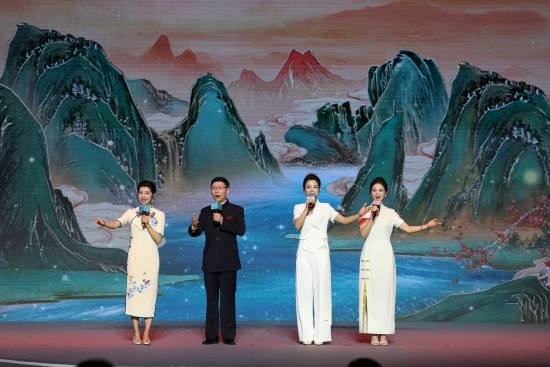 四位戲曲演員同臺獻(xiàn)唱。