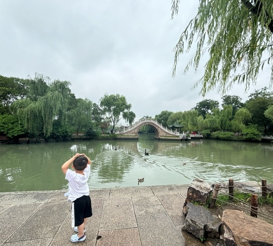 一位小朋友在二十四橋旁拍照。人民網(wǎng)記者 金慧慧攝