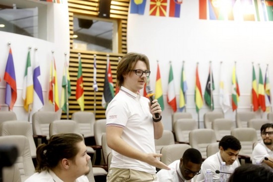 7月8日，美國中田納西州立大學(xué)大一學(xué)生雅克布·揚(yáng)在共譜華美和音交流營上分享。新華社發(fā)