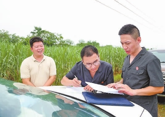 圖③：清塘后，執(zhí)行干警與某農(nóng)場負責(zé)人確認魚塘交付情況。