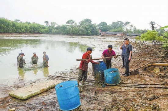 圖②：執(zhí)行干警督促凌某捕魚清塘。