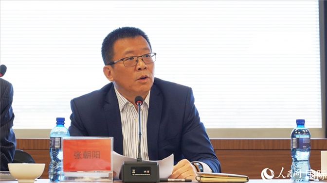 張朝陽(yáng)代會(huì)長(zhǎng)做協(xié)會(huì)上半年工作匯報(bào)。人民網(wǎng) 劉暢攝