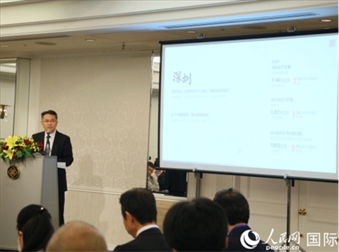 深圳市人民政府國有資產(chǎn)監(jiān)督管理委員會黨委副書記、副主任徐國東進行深圳市推介。人民網(wǎng) 許可攝