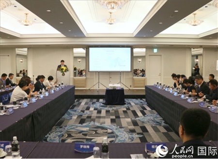 深圳市光明區(qū)委常委、副區(qū)長王芳成介紹光明科學城。人民網(wǎng) 許可攝