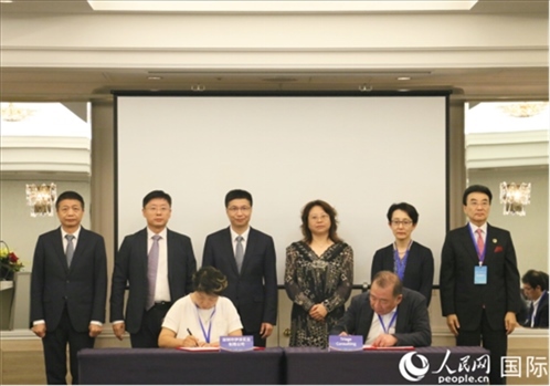 雙方企業(yè)簽訂交流與合作協(xié)議。人民網(wǎng) 許可攝