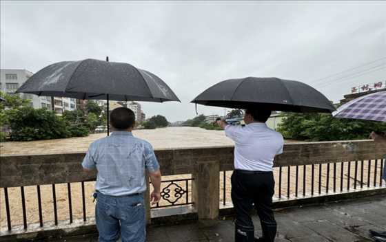 工作組在防汛一線開展工作。受訪者供圖