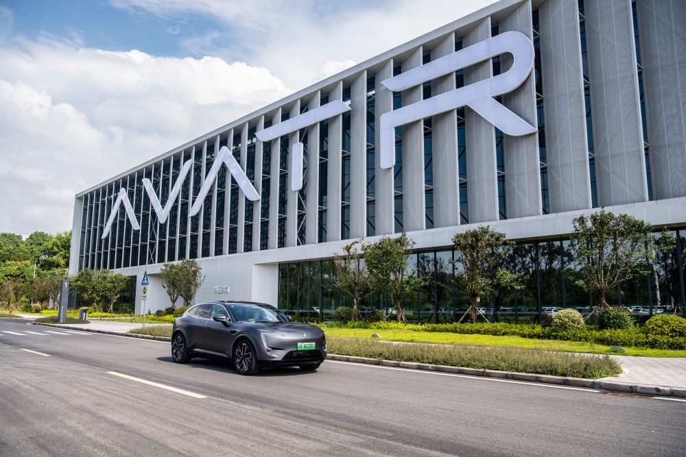 一輛新能源汽車在重慶市江北區(qū)行駛（2023年7月20日攝）。新華社記者 唐奕 攝