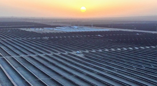 2023年11月13日拍攝的中國(guó)石油塔里木油田伽師縣60萬千瓦光伏發(fā)電項(xiàng)目（無人機(jī)照片）。新華社發(fā)（陳士兵攝）