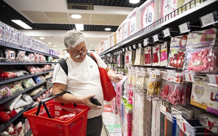 2024年4月29日，在匈牙利布達佩斯，一名男子在中歐商貿(mào)物流合作園區(qū)的中國商品交易展示中心內(nèi)購物。中歐商貿(mào)物流合作園區(qū)是中國在歐洲地區(qū)建設的首個商貿(mào)物流型境外經(jīng)貿(mào)合作區(qū)，也是集商貿(mào)展示與交易、物流運輸與倉儲、產(chǎn)業(yè)投資與合作功能于一體的中歐企業(yè)雙向互動平臺。新華社記者 張帆 攝