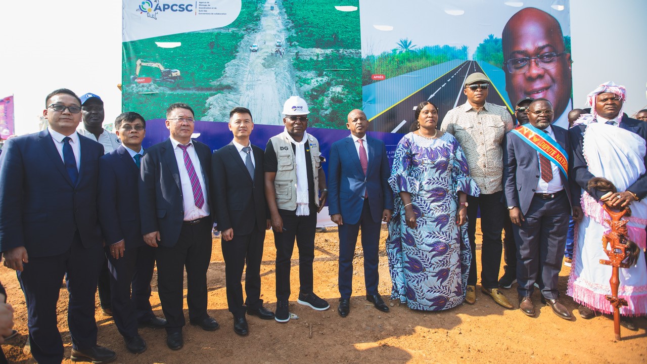 剛果（金）政府代表與中方企業(yè)代表出席開工儀式。中鐵資源集團供圖