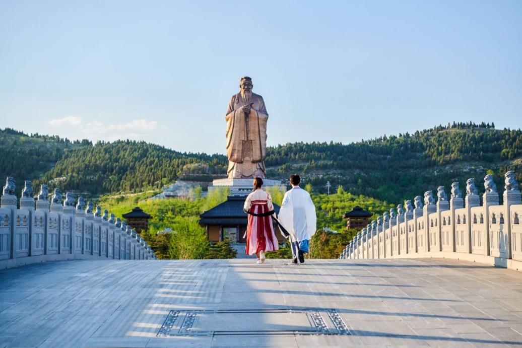 游客漫步尼山圣境領略古脈綿長。人民網(wǎng) 喬姝攝