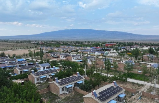 紅寺堡區(qū)新集村屋頂上的光伏板。新華社發(fā)（康國慶 攝）