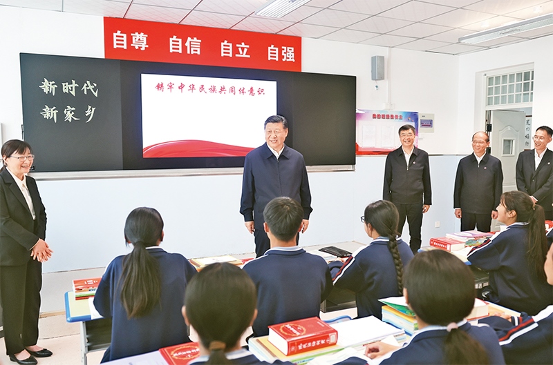 2024年6月18日至19日，中共中央總書(shū)記、國(guó)家主席、中央軍委主席習(xí)近平在青海考察。這是18日下午，習(xí)近平在果洛西寧民族中學(xué)高一（1）班觀摩“新時(shí)代、新家鄉(xiāng)”主題思政課。 新華社記者 鞠鵬/攝