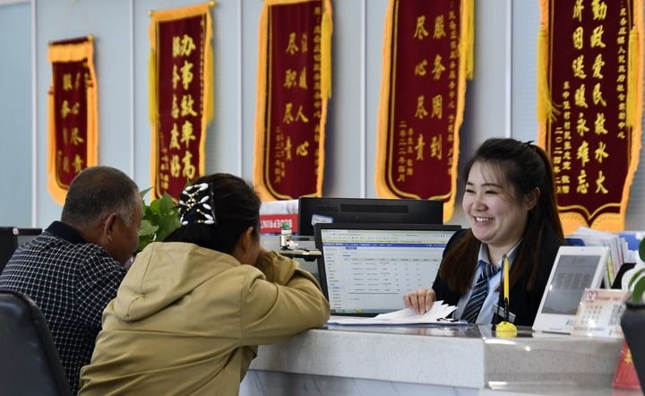 2024年3月25日，北京市大興區(qū)龐各莊鎮(zhèn)政務(wù)服務(wù)中心的工作人員耐心為群眾解答問(wèn)題。大興區(qū)龐各莊鎮(zhèn)政務(wù)服務(wù)中心用“最多跑一次”的工作理念為企業(yè)和群眾提供了便利化、精準(zhǔn)化、個(gè)性化的衍生服務(wù)。新華社記者 李欣 攝