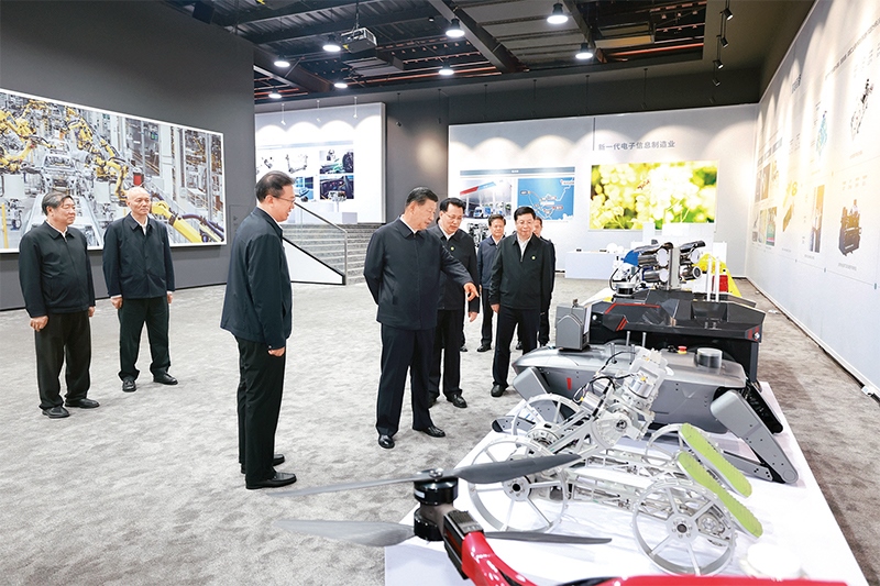 2024年4月22日至24日，中共中央總書(shū)記、國(guó)家主席、中央軍委主席習(xí)近平在重慶考察。這是22日下午，習(xí)近平參觀重慶科技創(chuàng)新和產(chǎn)業(yè)發(fā)展成果展示。 新華社記者 王曄/攝