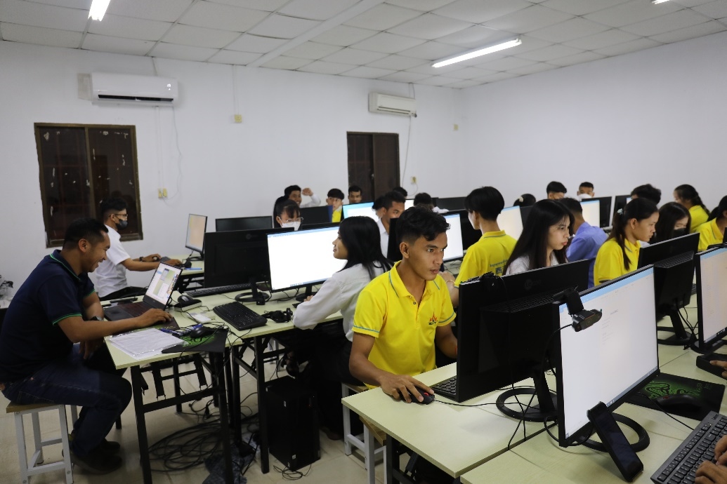 圖為西哈努克港工商學院的學生正在上課。西港特區(qū)公司供圖