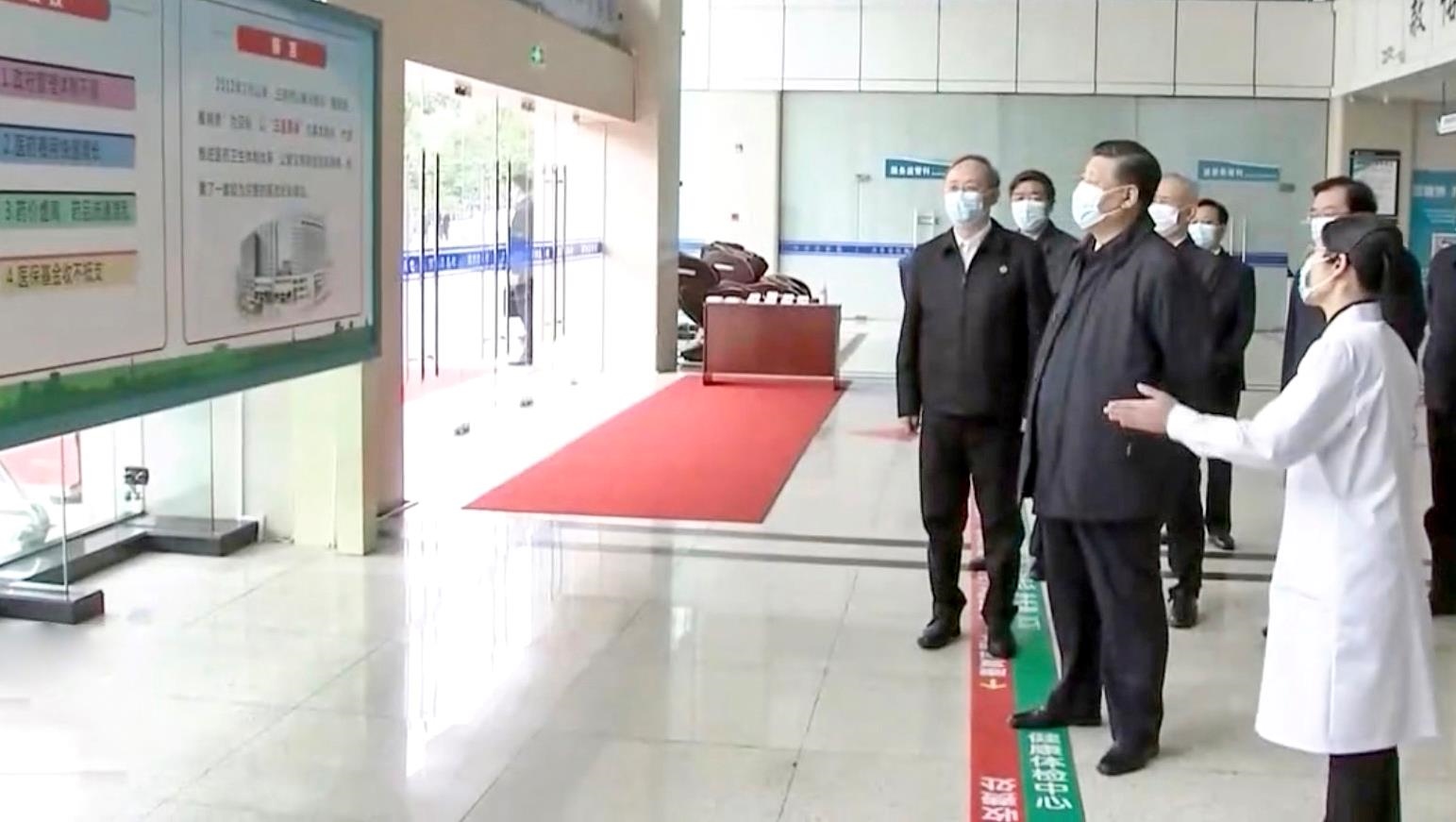 △2021年3月23日，習(xí)近平總書記在福建三明沙縣總醫(yī)院住院樓一層大廳，聽取醫(yī)改情況介紹。