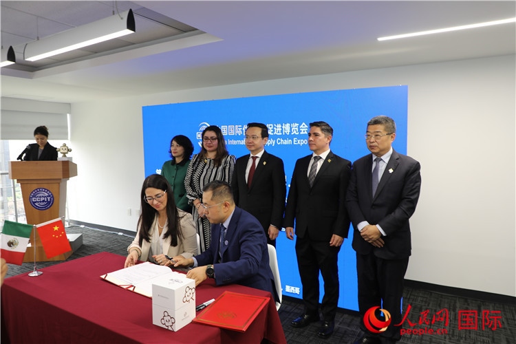 與會嘉賓簽署關(guān)于共同促進(jìn)墨西哥企業(yè)參加第二屆鏈博會合作備忘錄。人民網(wǎng) 埃內(nèi)斯托·多明戈斯攝
