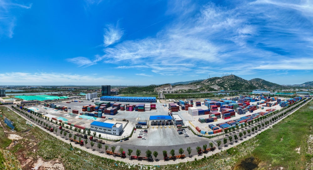 2024年6月26日拍攝的位于江蘇省連云港市連云區(qū)的上合組織（連云港）國際物流園內的中國外運集裝箱場站（無人機照片）。上合組織（連云港）國際物流園是連云港建設“一帶一路”交匯點強支點和上合組織國家出?；氐闹匾脚_載體。新華社記者 季春鵬 攝