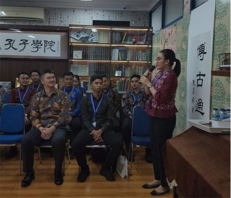 警察學(xué)員用漢語進(jìn)行自我介紹 。活動主辦方供圖