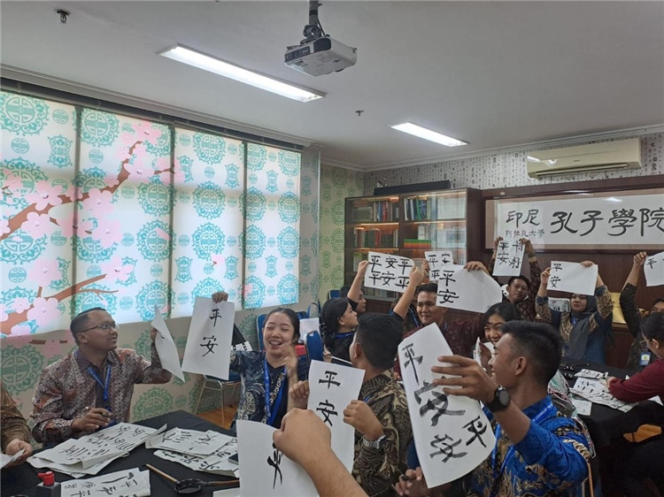 警察學(xué)員們展示書法學(xué)習(xí)成果?；顒又鬓k方供圖