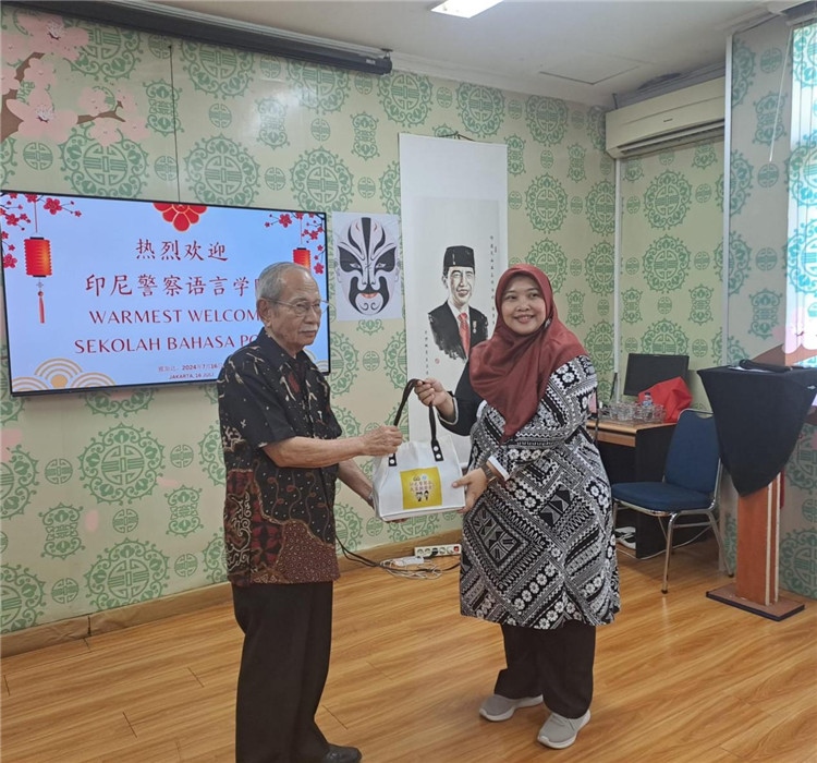 拉哈尤·蘇珊蒂與穆尼交換禮品?；顒又鬓k方供圖