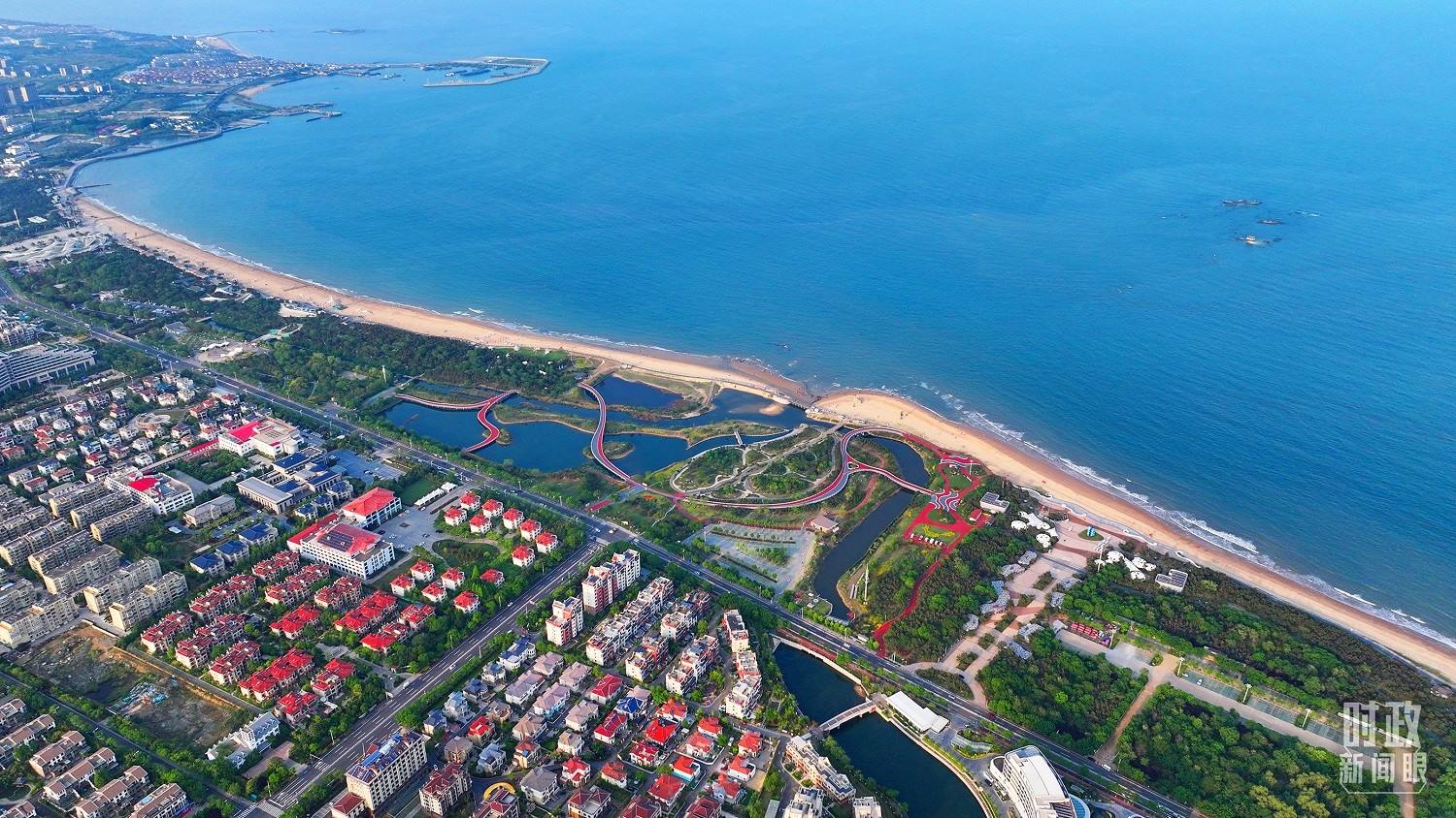 △日照市陽(yáng)光海岸綠道。近年來(lái)，日照市對(duì)沿海裸露場(chǎng)地及岸線破損處進(jìn)行生態(tài)修復(fù)，建成約28公里的陽(yáng)光海岸綠道，為市民和游客提供了運(yùn)動(dòng)休閑好去處。（總臺(tái)央視記者范凱拍攝）