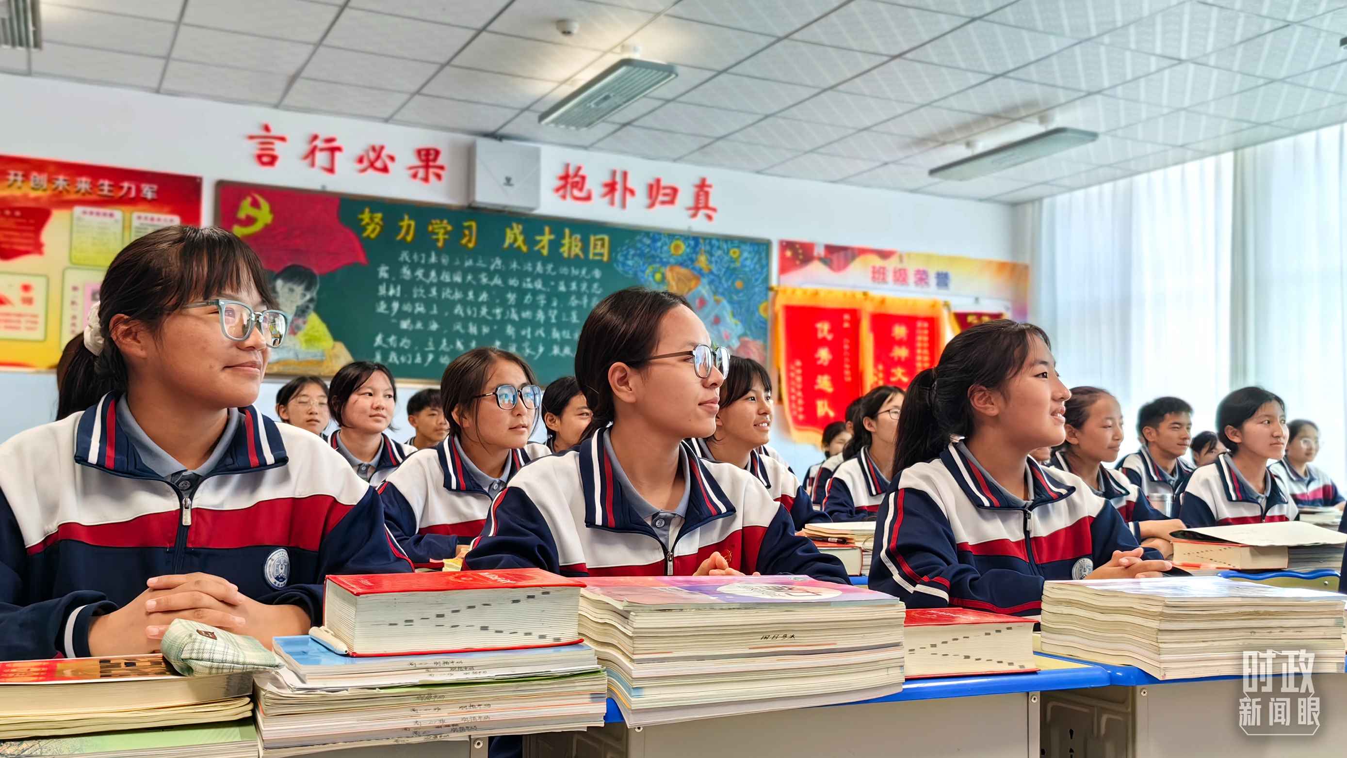 △果洛西寧民族中學(xué)高一（1）班的“新時(shí)代、新家鄉(xiāng)”主題思政課。（總臺(tái)央視記者段德文拍攝）