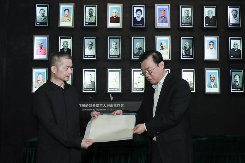南京大屠殺幸存者高如琴的兒子向軍向侵華日軍南京大屠殺遇難同胞紀念館捐贈高如琴老人相關物品。（侵華日軍南京大屠殺遇難同胞紀念館供圖）