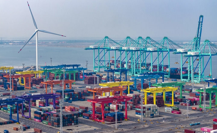 2024年7月3日，一艘集裝箱貨輪?？吭谔旖蚋邸爸腔哿闾肌贝a頭（無人機照片）。新華社記者 趙子碩 攝