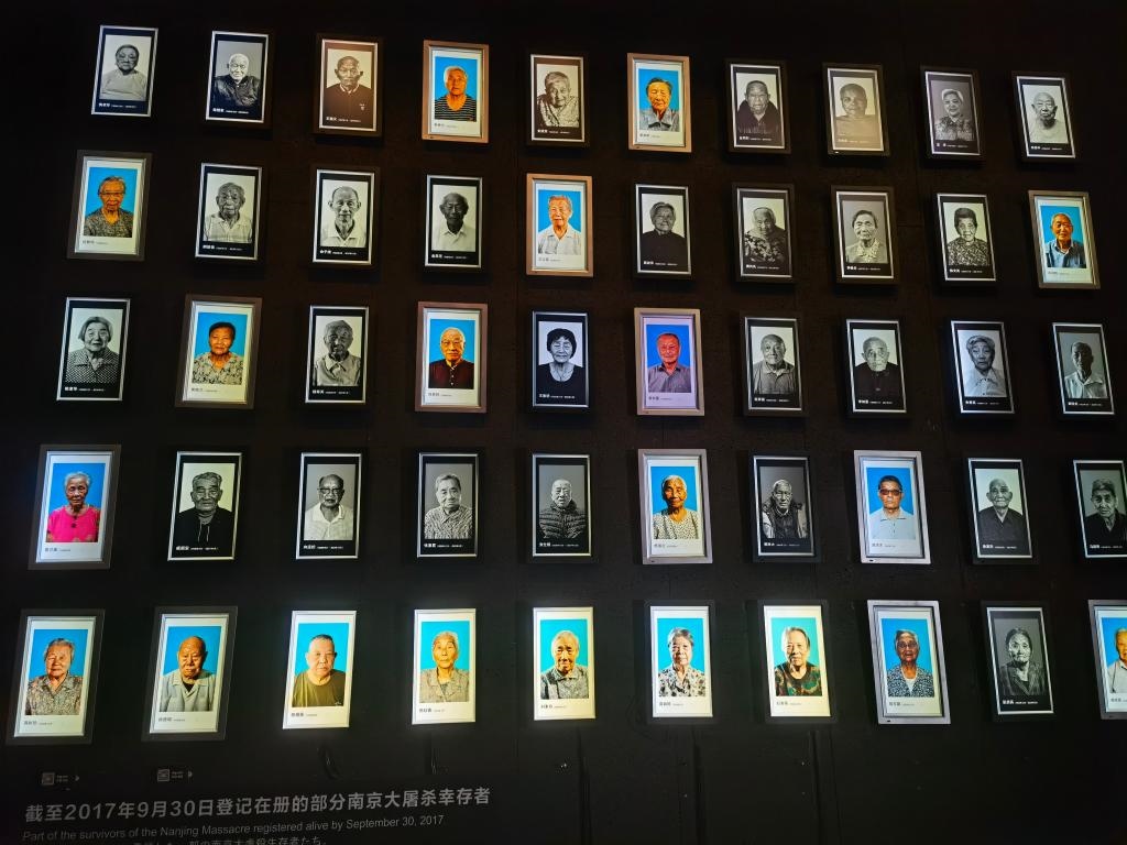 侵華日軍南京大屠殺遇難同胞紀念館內(nèi)的幸存者照片墻局部。新華社記者邱冰清 攝