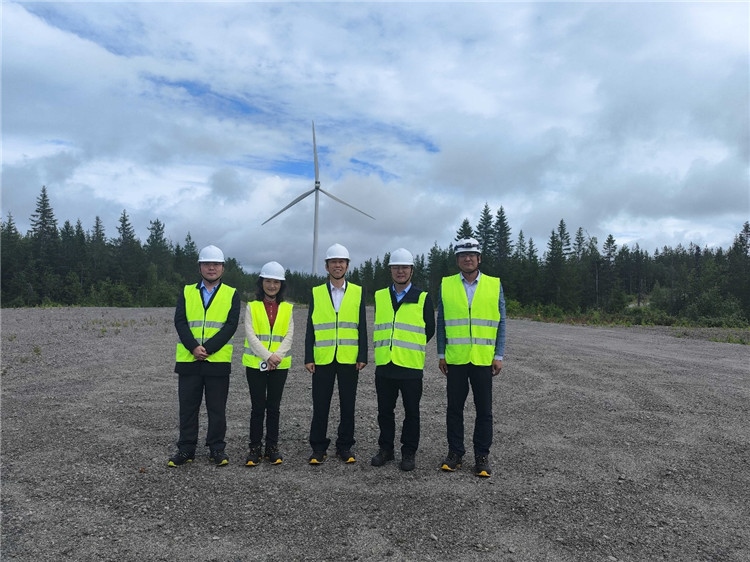 中國(guó)駐瑞典大使崔愛民(中)走訪中廣核歐能瑞典公司。中國(guó)駐瑞典大使館供圖