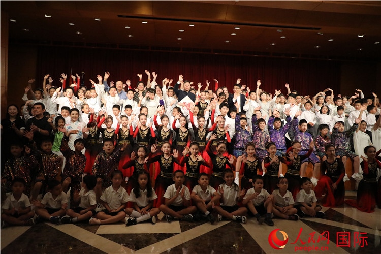 中美青少年藝術(shù)交流匯演活動結(jié)束后，嘉賓們與學(xué)生們合影。人民網(wǎng)記者 李志偉攝