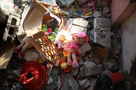 這是7月18日在加沙地帶中部努賽賴特難民營(yíng)拍攝的遭到以軍襲擊的建筑廢墟。新華社發(fā)（馬爾萬·達(dá)烏德攝）