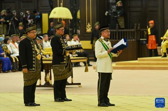  7月20日，馬來(lái)西亞總理安瓦爾（右）在吉隆坡出席最高元首登基儀式。新華社發(fā)（馬來(lái)西亞新聞局供圖）