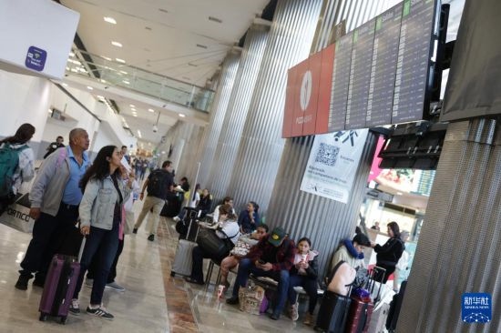 7月19日，在墨西哥首都墨西哥城的貝尼托·華雷斯國際機場，許多航班被延誤或取消，大量旅客在機場等待。新華社發(fā)（弗朗西斯科·卡涅多攝）