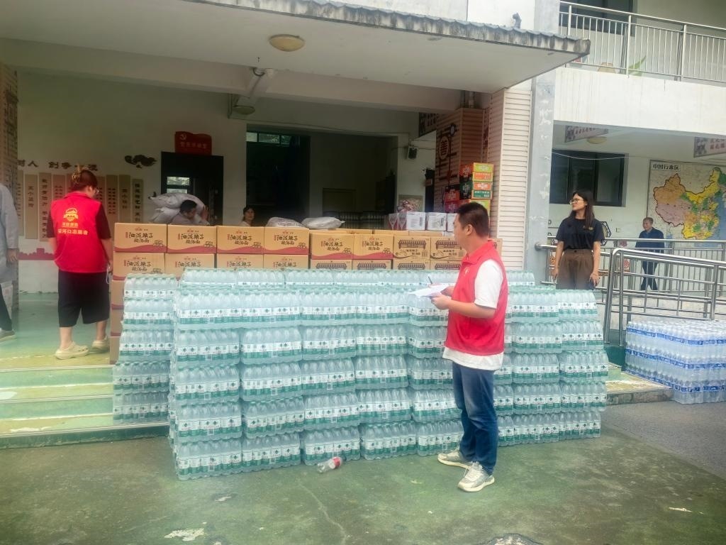 圖為愛(ài)心人士向鳳縣河口鎮(zhèn)中心小學(xué)捐贈(zèng)的物資。新華社記者 劉彤 攝