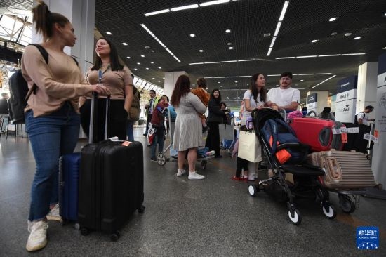 7月19日，受影響航班的旅客在巴西首都巴西利亞機場等待。新華社發(fā)（盧西奧·塔沃拉 攝）