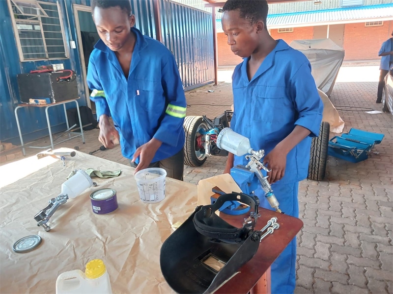 南非學(xué)生認真改造“老爺車”。索尚古夫技術(shù)高中供圖