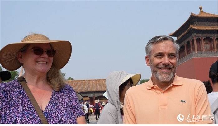 圖為來自美國拉斯維加斯的游客格雷琴·拉森 （Gretchen Larsen）（左）和她的丈夫埃里克·拉森（Eric Larsen）（右）。人民網(wǎng)記者 吳超嵐攝