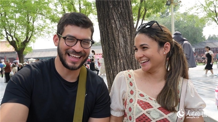 圖為巴拿馬籍游客阿德里安·岡薩雷斯（Adrian Gonzalez）（左）和丹尼斯·岡薩雷斯（Denisse Gonzalez）（右）。人民網(wǎng)記者 吳超嵐攝